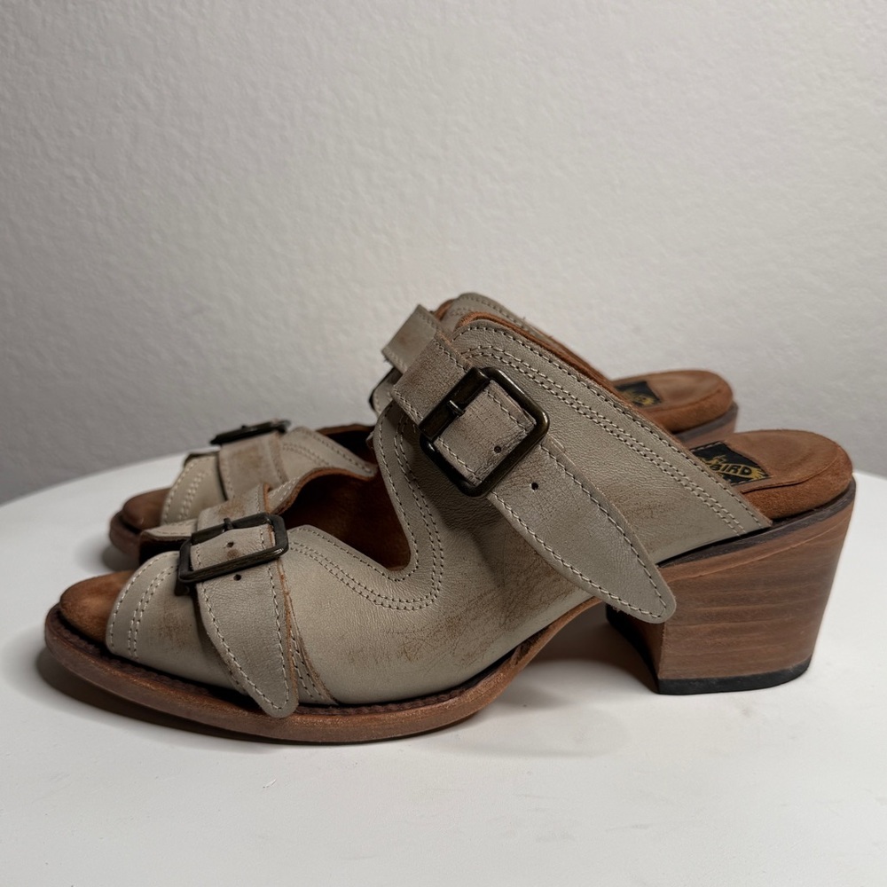 Freebird by Steven Caprice Cream Leather Buckle Strap Distressed Sandals Size 9 - Picture 1 of 7